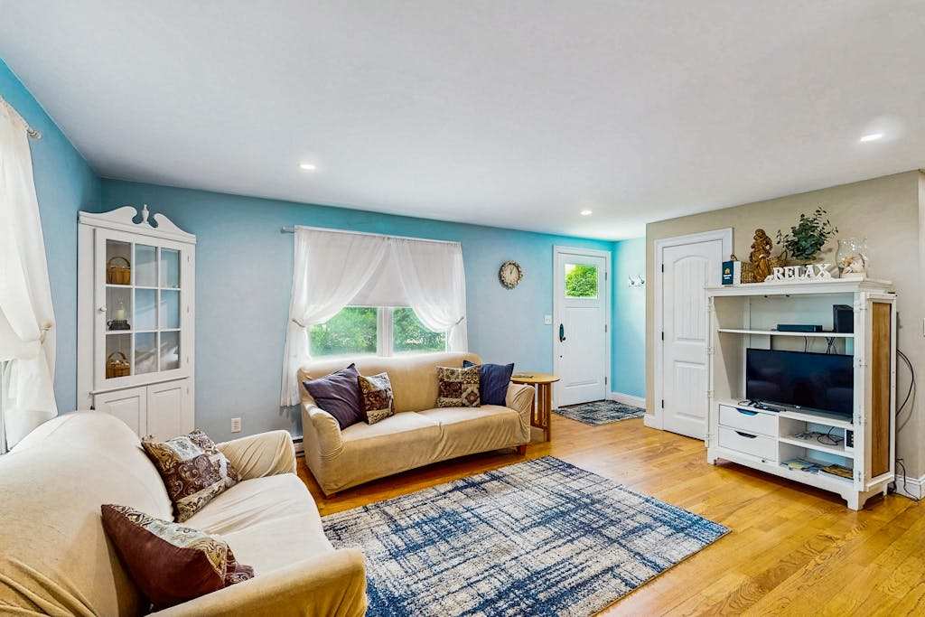 Cute & cozy cottage with a patio & gas grill in the heart of Martha's Vineyard