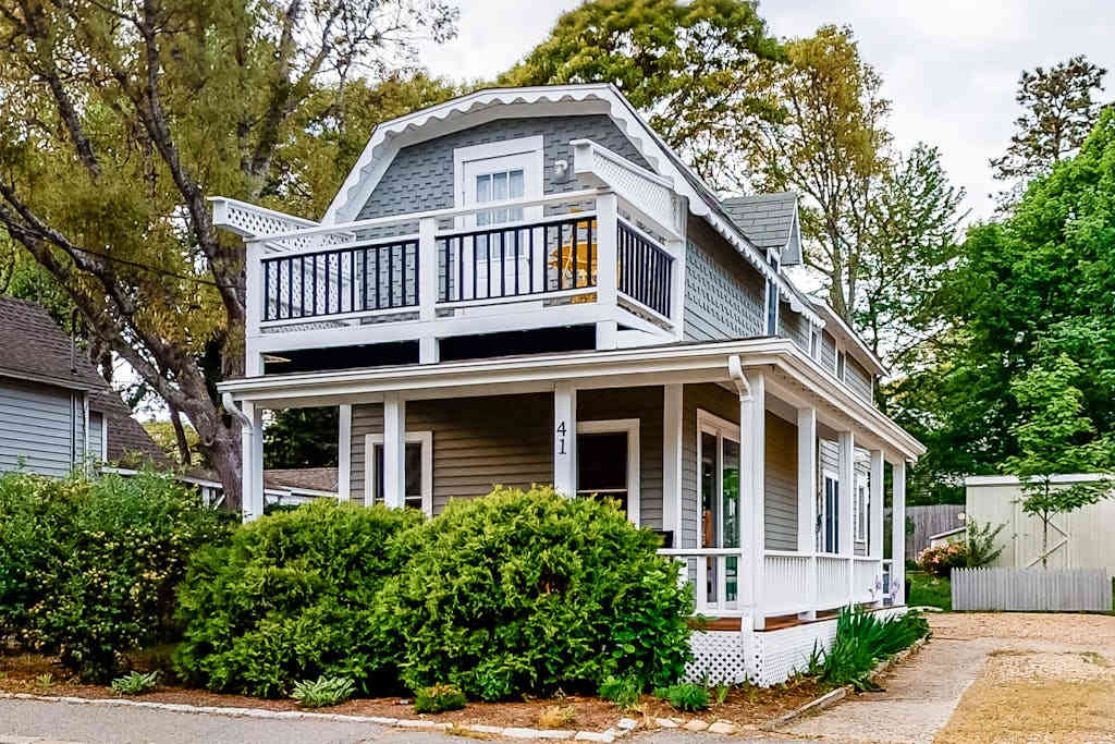 Bright old-world cottage with two porches & large yard - walk to town & beaches