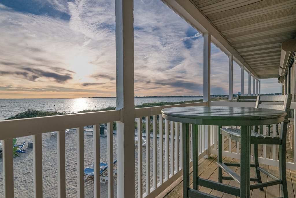 Oceanfront hideaway with full kitchen, AC, sunrise-view balcony