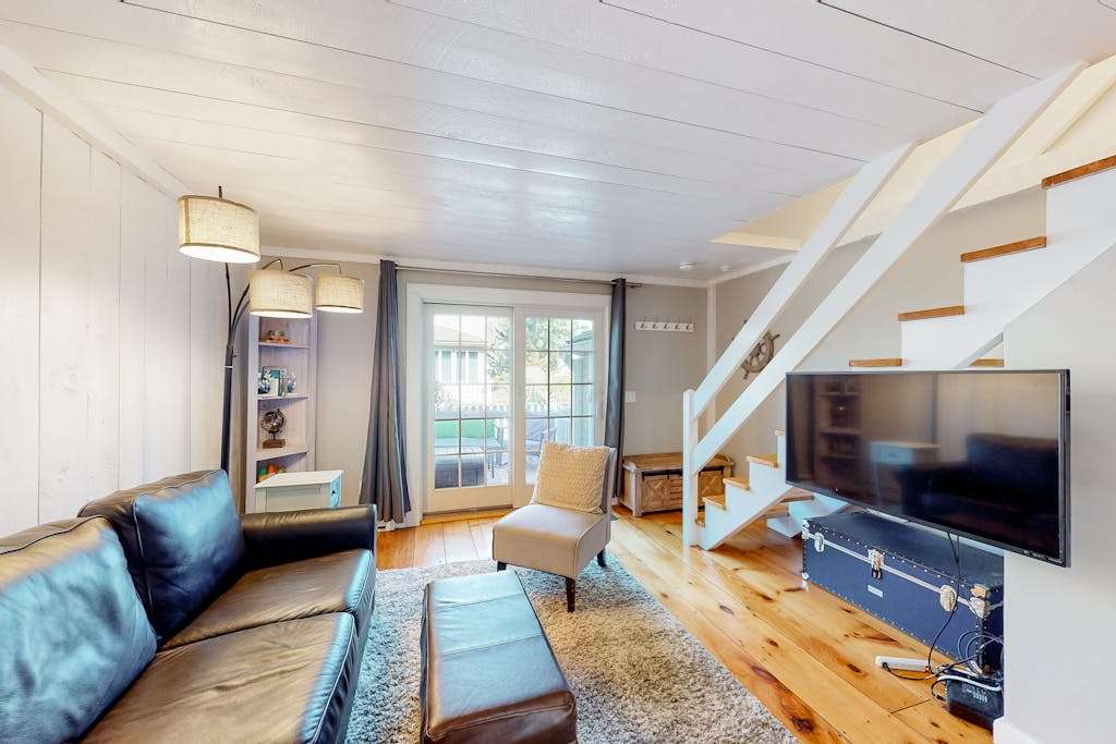 Coastal townhome with easy beach access, beach gear, balconies, grill, washer & dryer, & AC