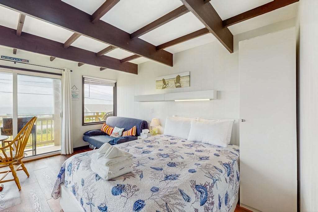 Cozy studio condo close to the beach with bay views and deck