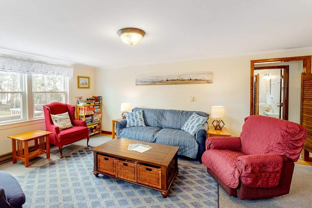 2nd floor Cottage, Oceanview, Deck, Shared Grill, & Outdoor Shower