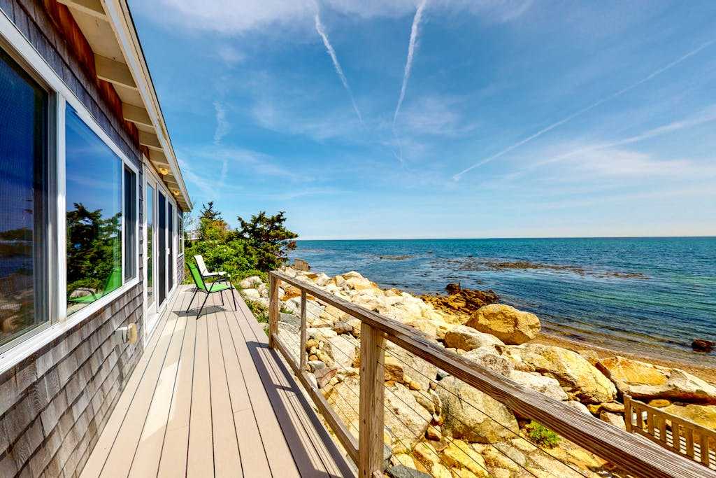Lovely oceanfront cottage with deck, grill, & panoramic views