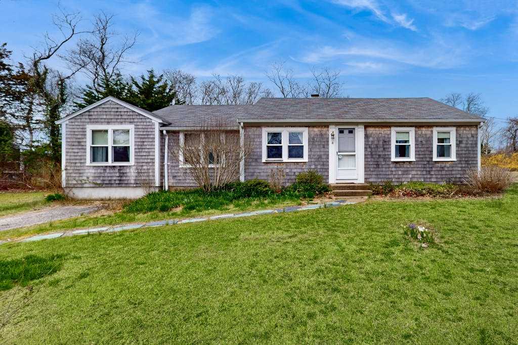 Skaket Beach escape - Corner-lot home with big yard - walk to Warm Bayside Shore