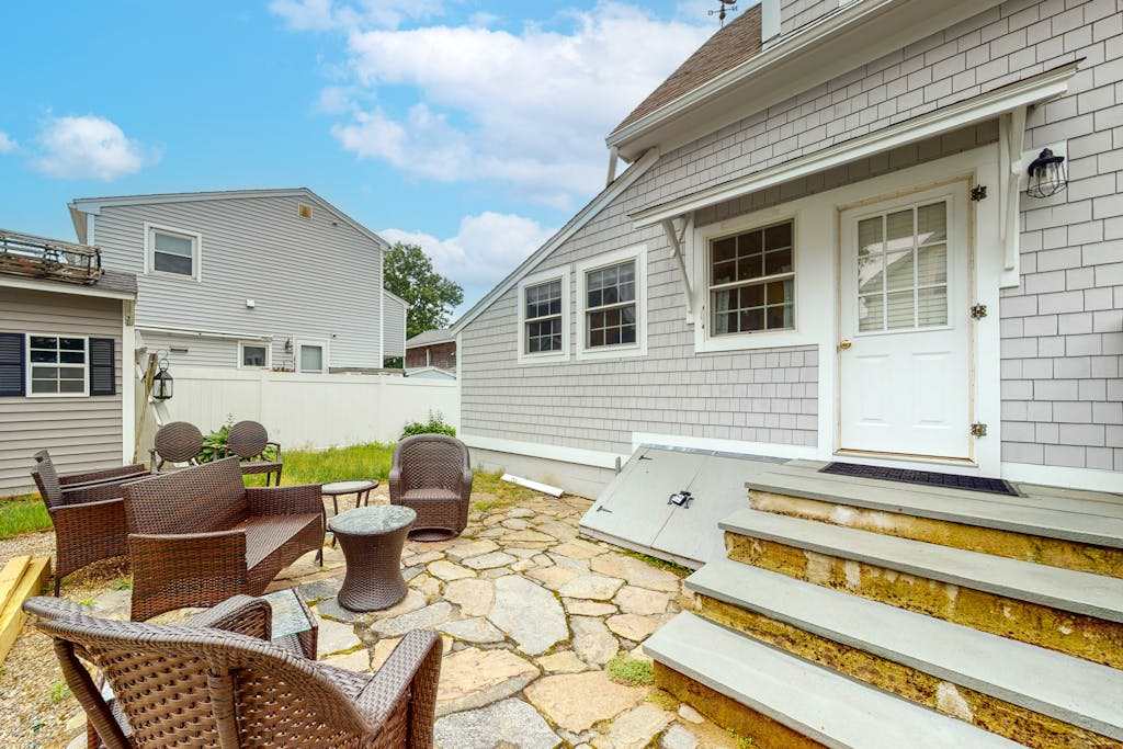 Classic dog-friendly home with private washer & dryer & outdoor shower