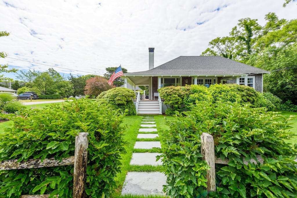 Enchanting bungalow with golf nearby, full kitchen, central AC, & washer & dryer