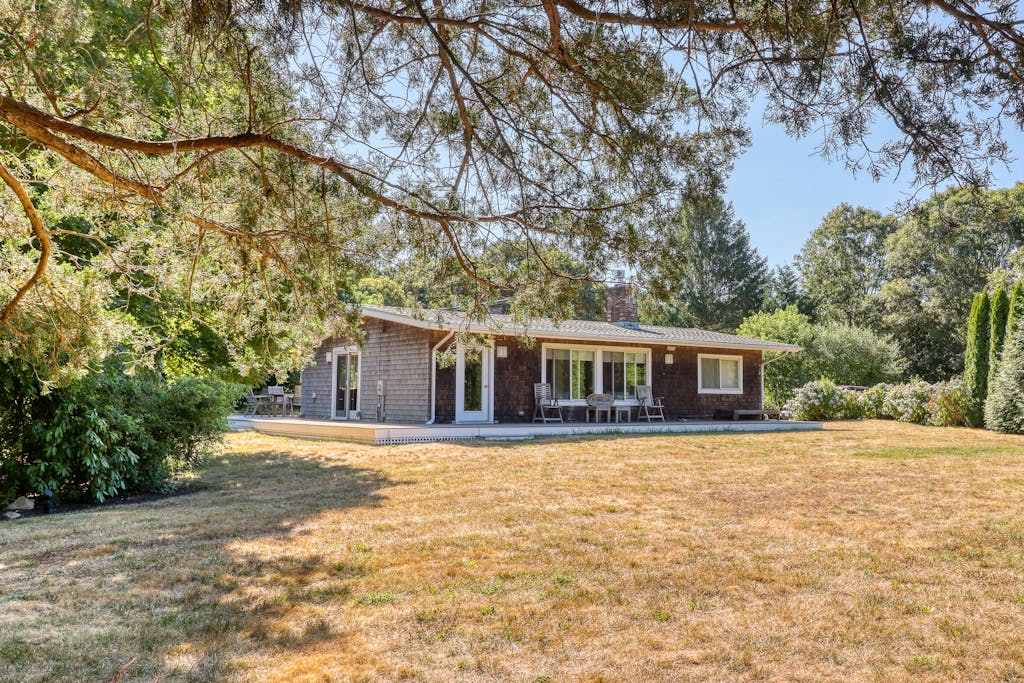 Coastal home with outdoor shower, grill, fireplace, central AC, & washer & dryer