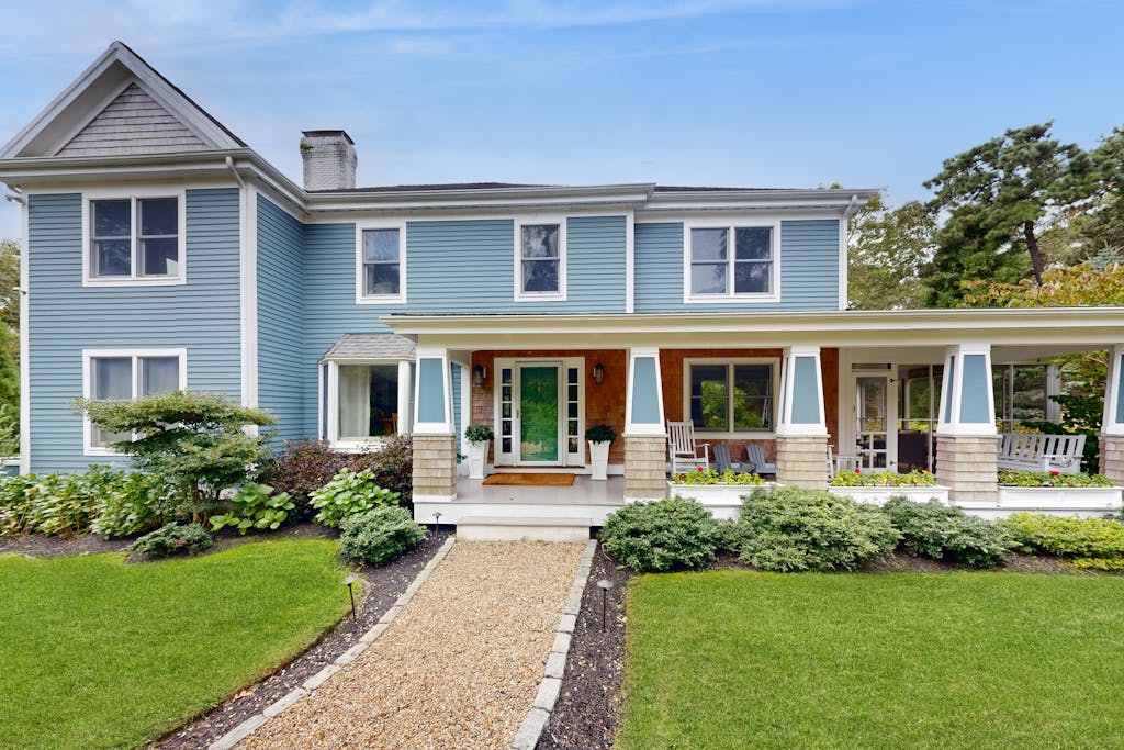 Enchanting home with tennis, firepit, golf nearby & washer & dryer