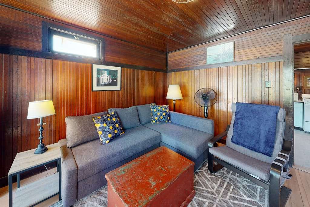 Quintessential Martha's Vineyard cottage with yard, patio - walk to Inkwell Beach