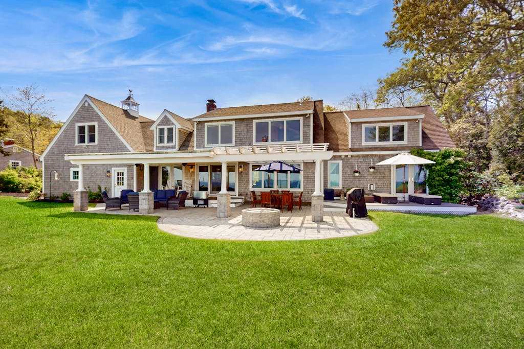 Oceanfront charmer with deck, pergola, grill, full kitchen, telescope, & washer & dryer