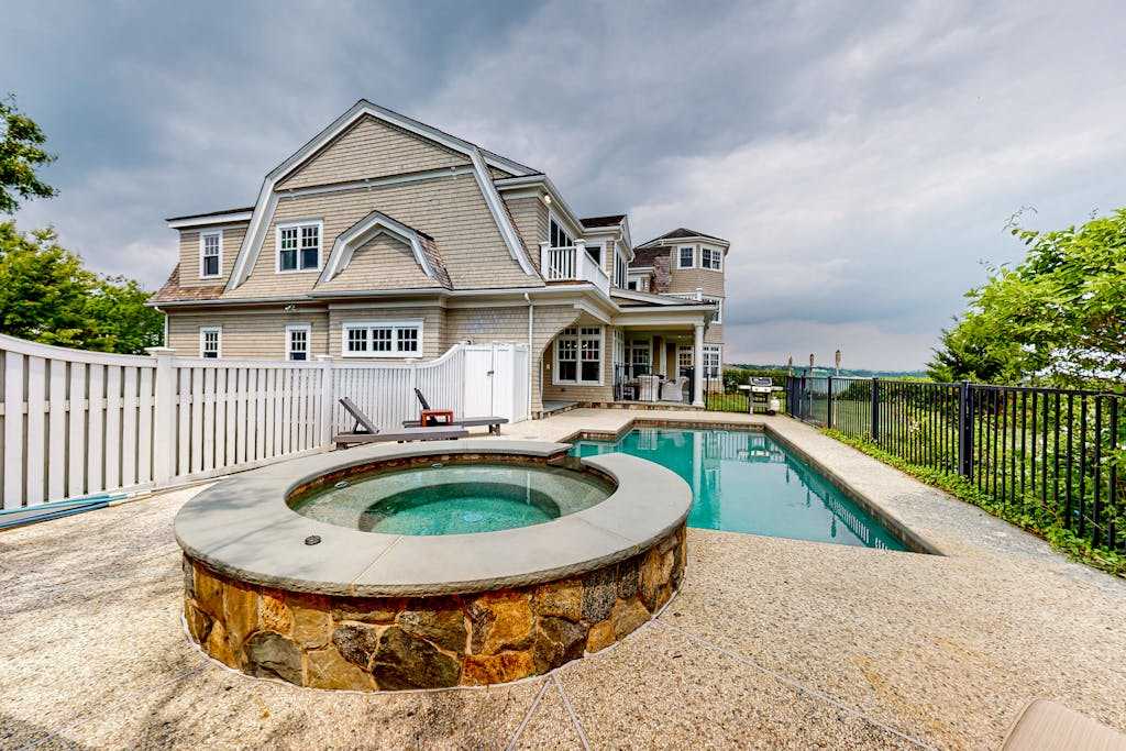 Exquisite oceanfront home with pool, pool spa, balcony, kayaks, & washer & dryer