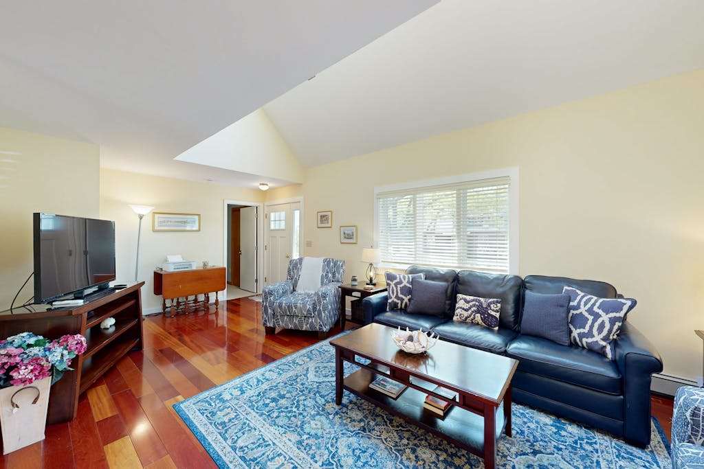 Charming Martha's Vineyard retreat close to beaches & downtown - large yard