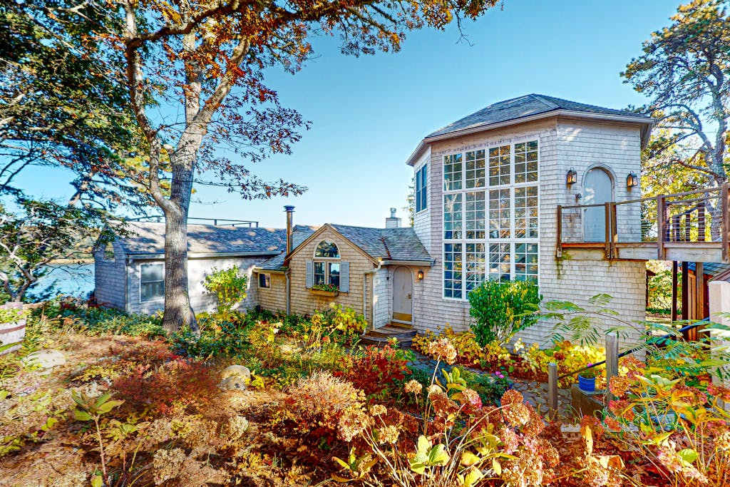 Enchanting waterfront home with two decks, grill, kayaks, board games, washer & dryer, & AC