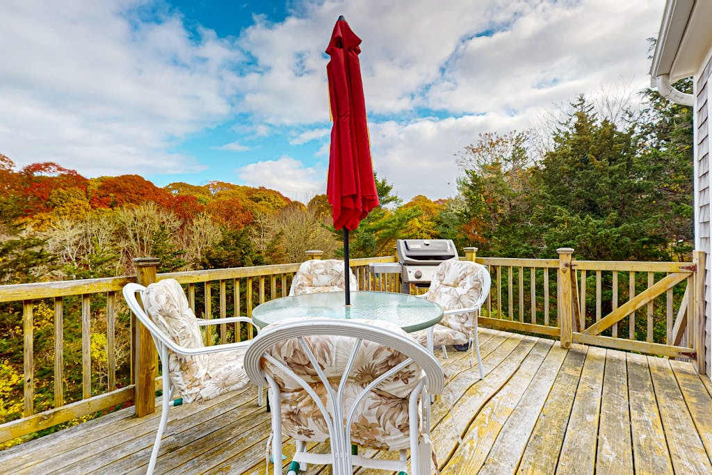 Cozy home close to the beach with deck, porch, washer & dryer, & foosball table