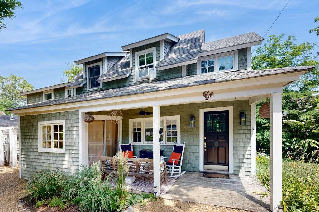 House with guest studio close to town and beach with grill, games, AC & patio