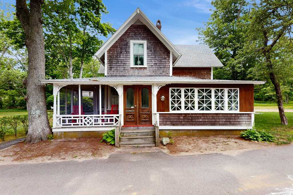 Charming home with walkable beach, large yard, deck, fire pit