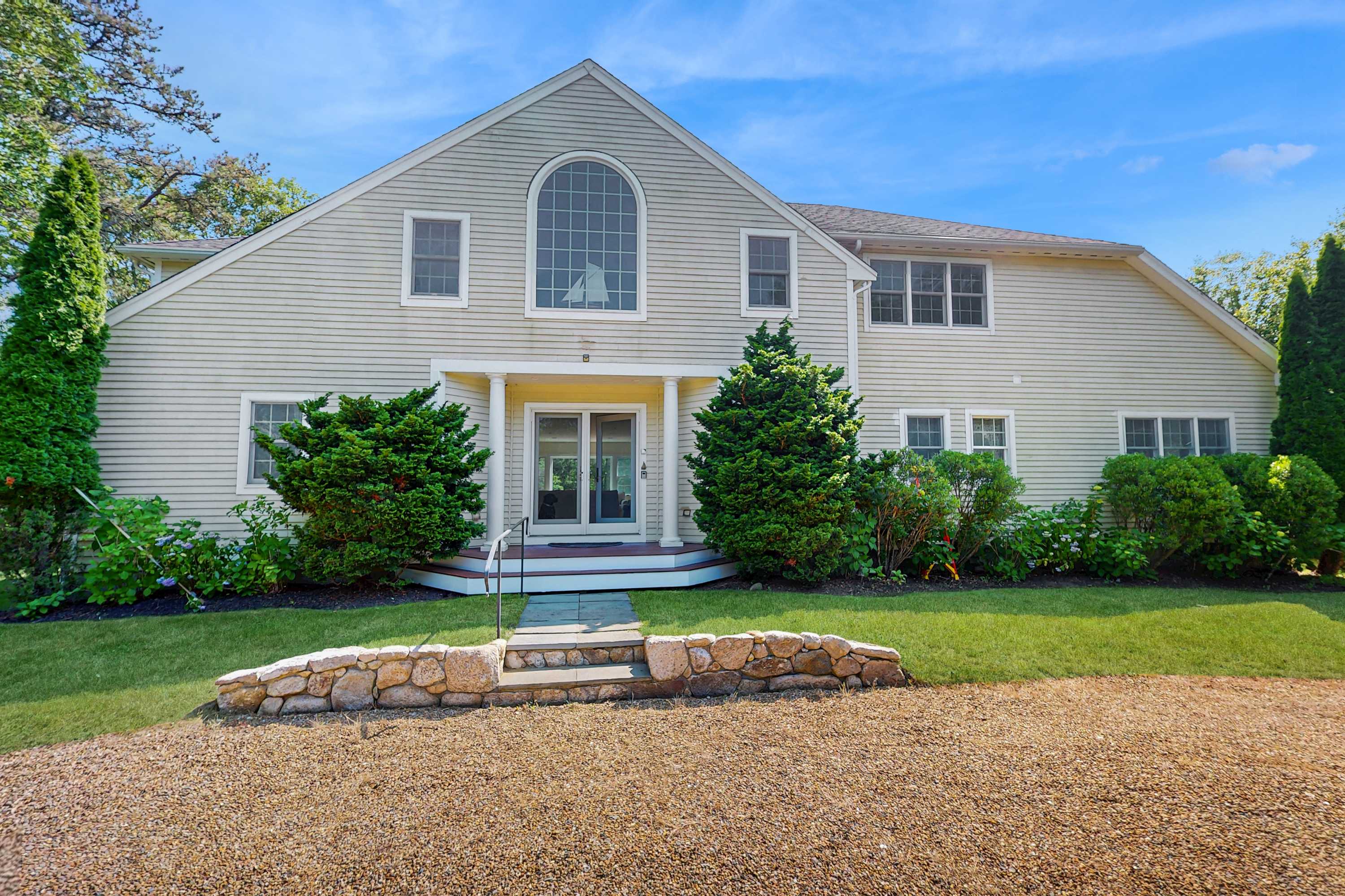 Private house with jetted tub, deck, grill, central AC and large yard
