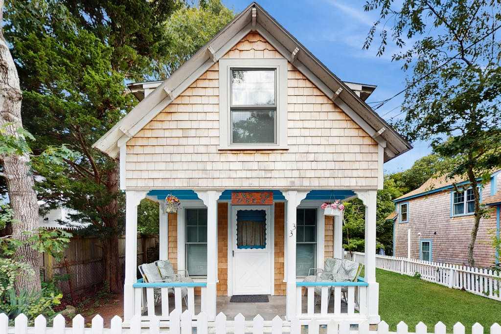 Cozy island cottage near local attractions with breezy yard & inviting interior