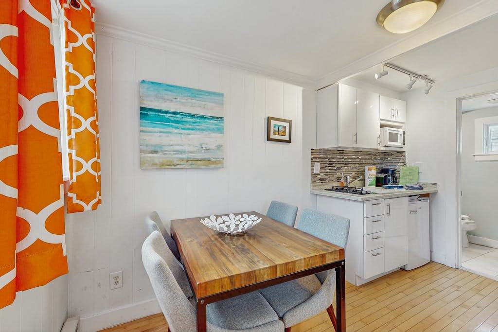 Charming condo with shared courtyard - walk to the beach and dining
