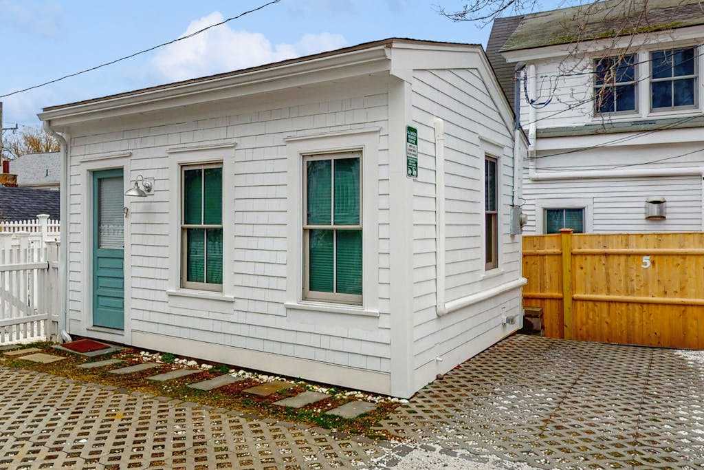 Cozy cottage in heart of downtown - walk to beach and Commercial St