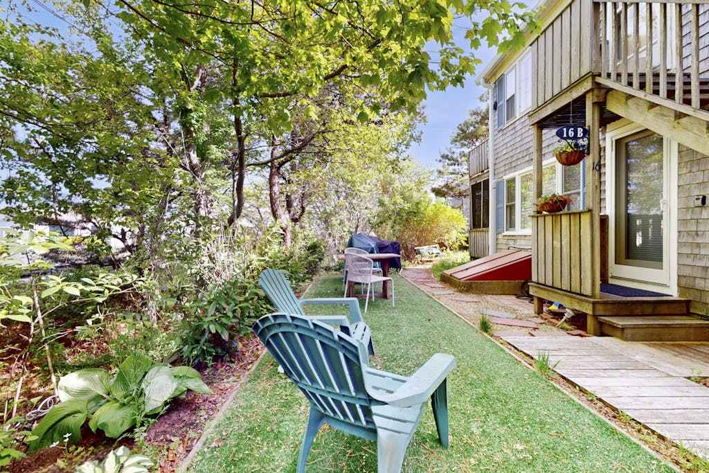 Cheerful condo with enclosed porch, next to Cape Cod Bay with beach access
