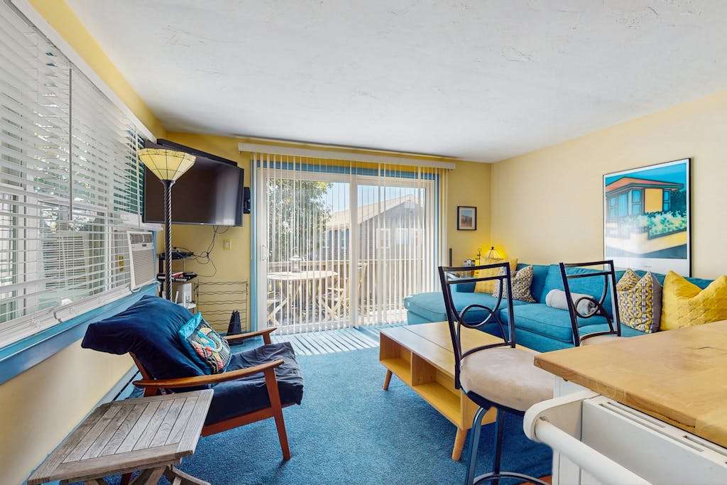 Colorful, family-friendly condo close to the ocean & renovated interior