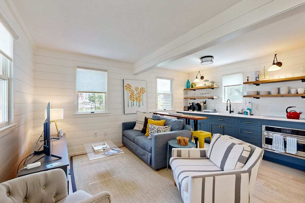 Pristine cottage with charming screened porch & balcony - steps to the Boatslip