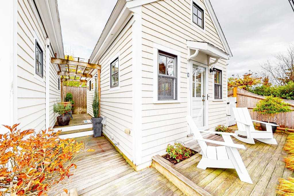 Cozy downtown cottage with outdoor areas & full kitchen - walk to beaches/dining