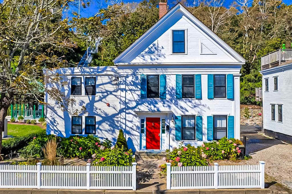 Gorgeously redesigned 1830 home in the heart of town - walk everywhere