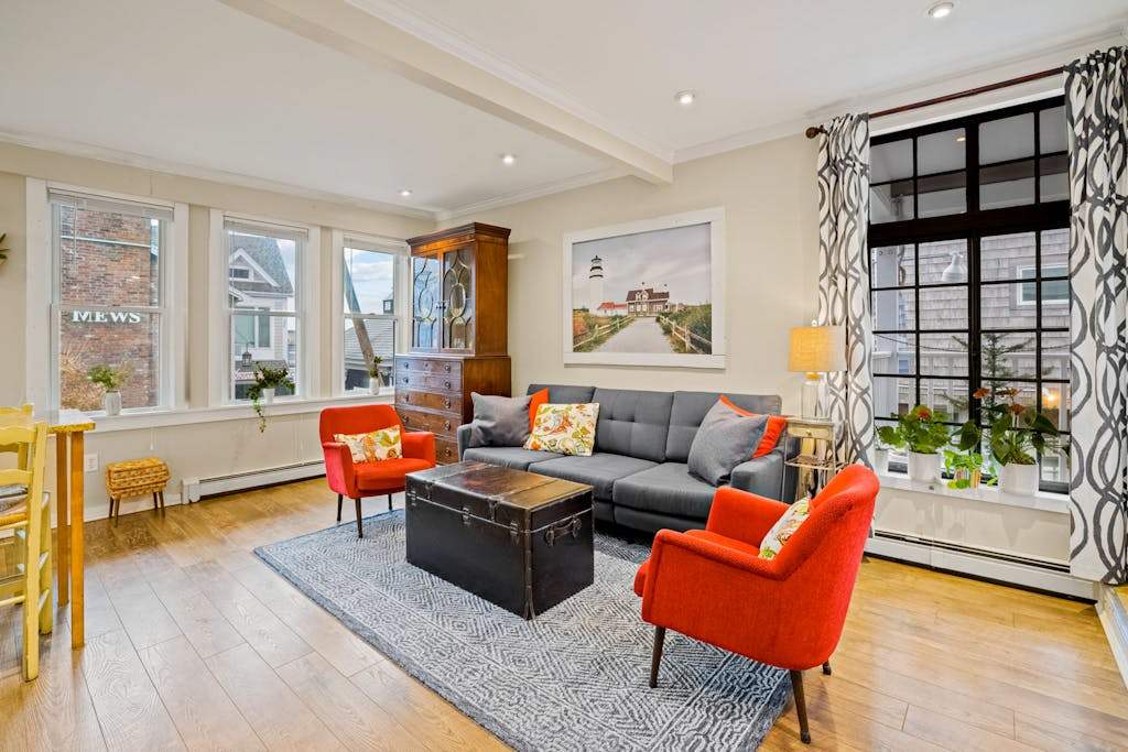 Light-filled condo in the heart of town - steps to beach, restaurants & pier