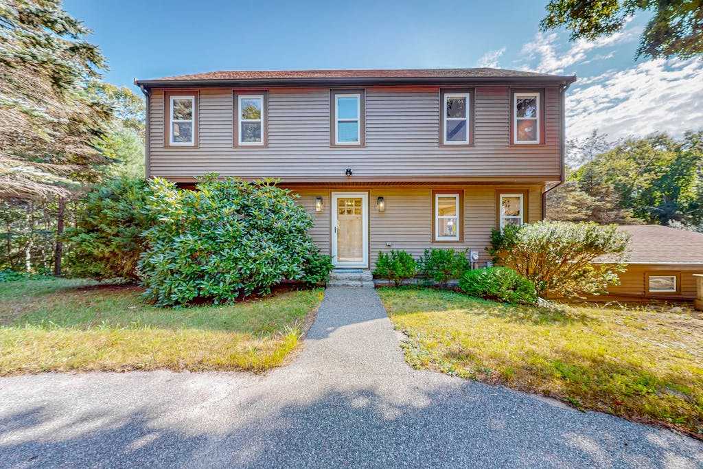Beautifully renovated home near area's beaches with cathedral ceilings & grill
