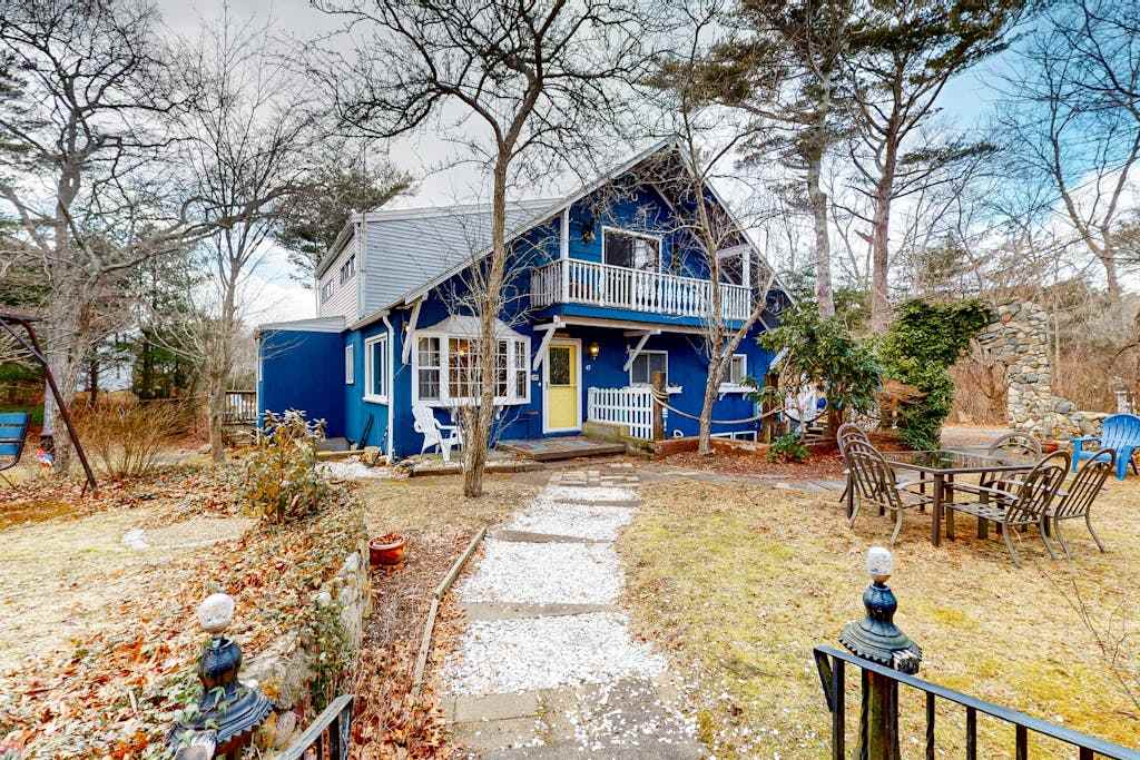 Duplex home blocks from Manomet Beach with balcony, firepit & outdoor space