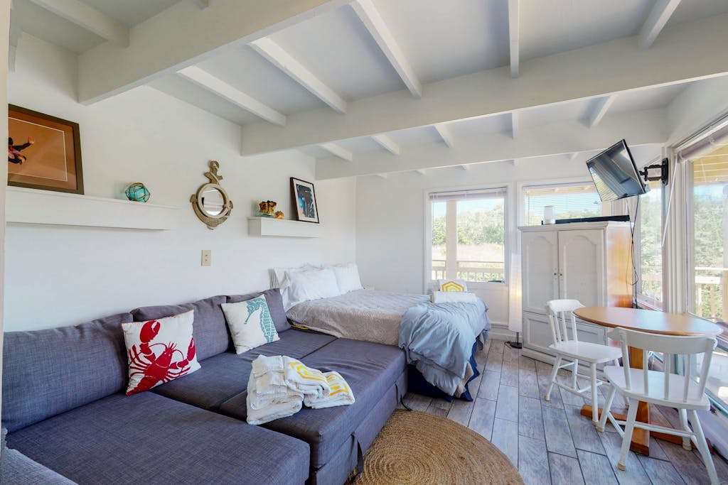 Cozy waterfront studio washer & dryerirect beach access - close to town
