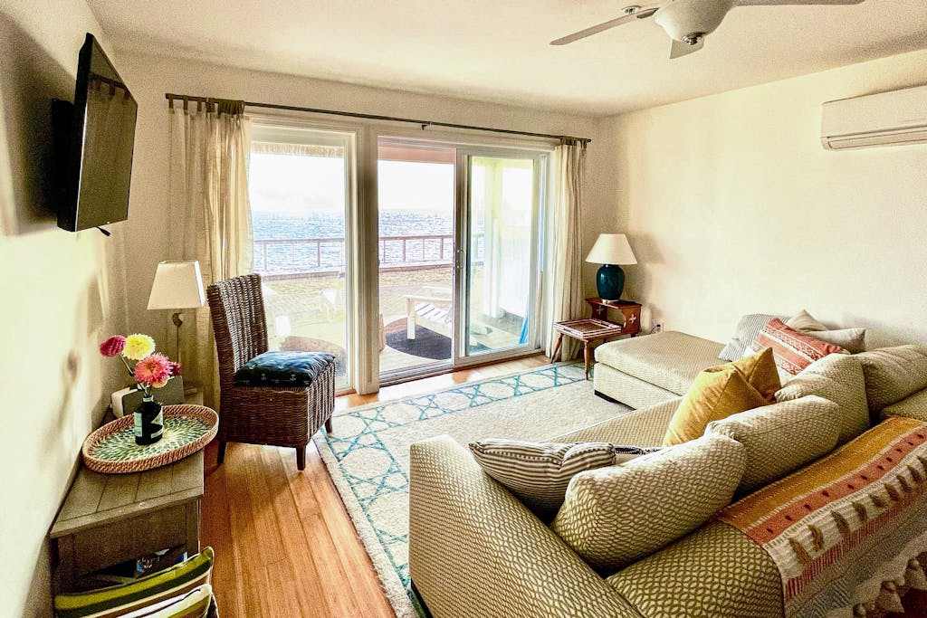 Beautiful bayfront condo with WiFi & washer & dryer - near beaches, lighthouses