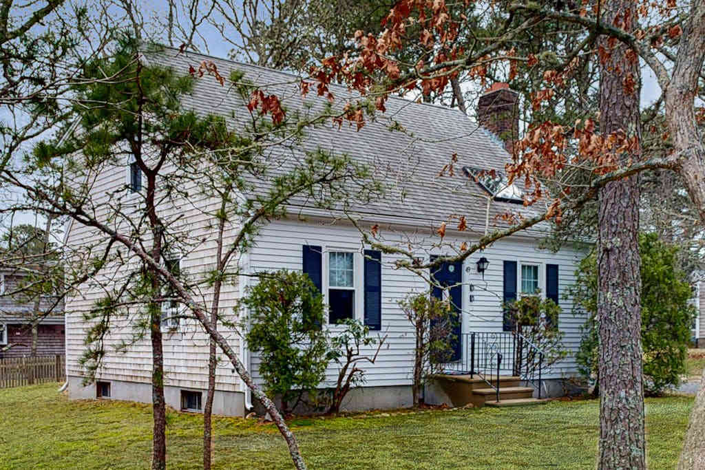 Dog friendly home with deck and private gas grill - on the bay side of the Cape