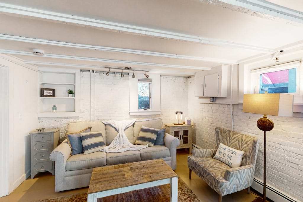 Modern & bright condo with patio, washer & dryer, and central location near town & beach