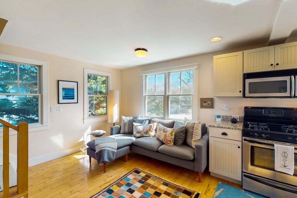 Charming condo with parking, washer & dryer, AC, and deck