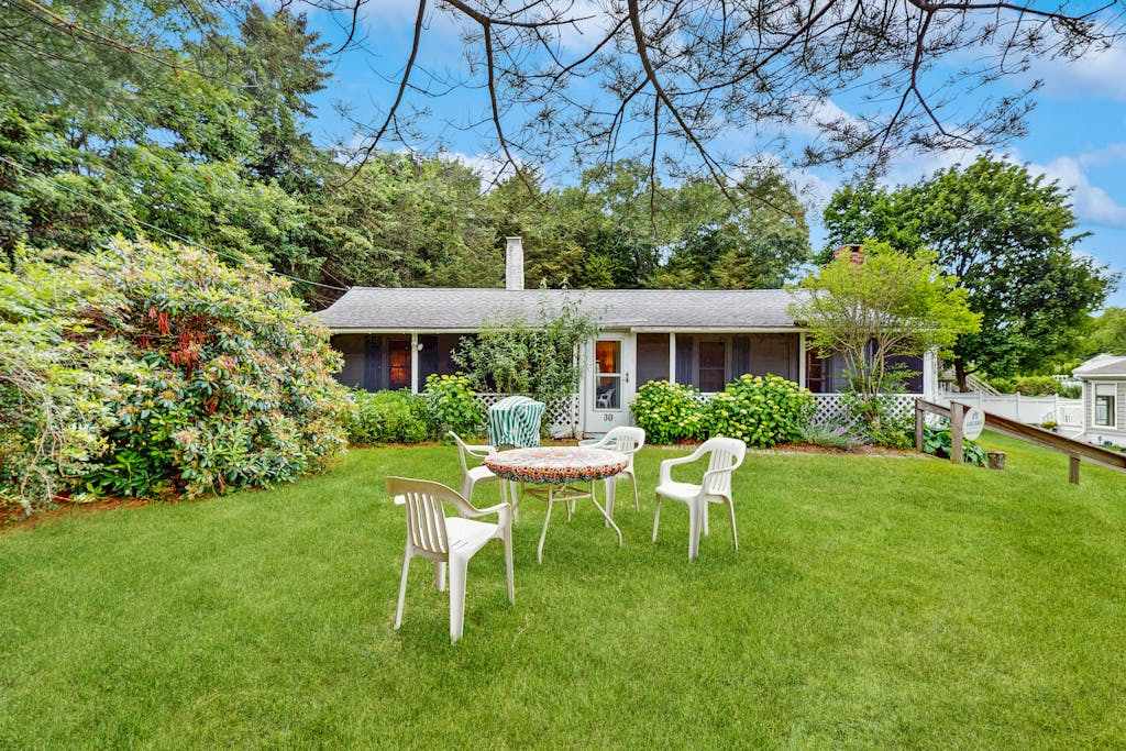 Cozy quiet cottage - just a short walk to beach, AC & screened porch