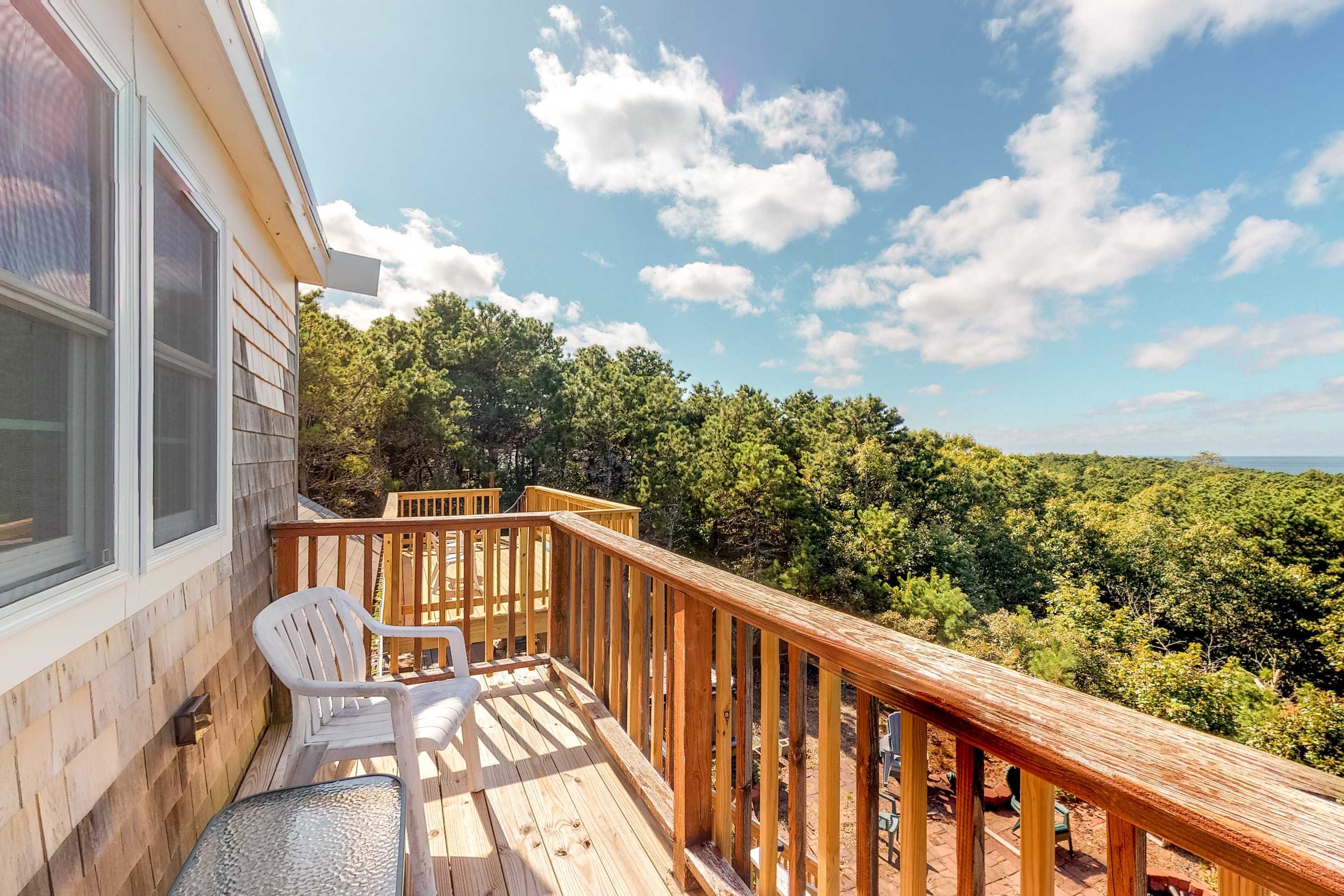 Bayview home, WiFi, multiple decks, hot tub, games