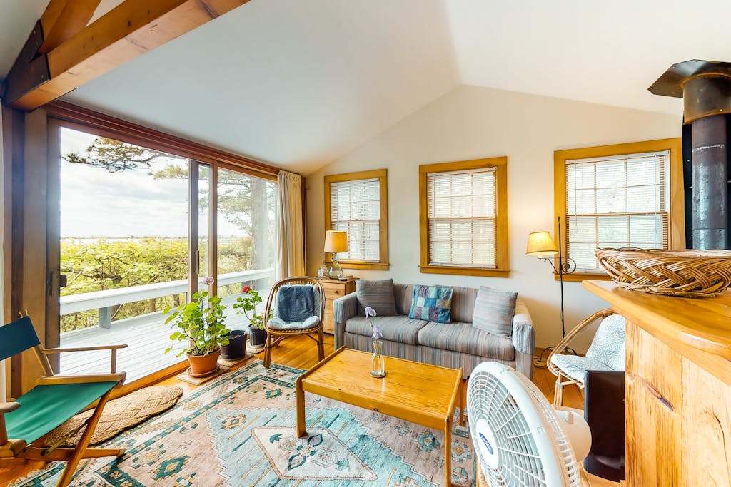Private & quaint cabin-style home with wraparound porch - small dogs OK