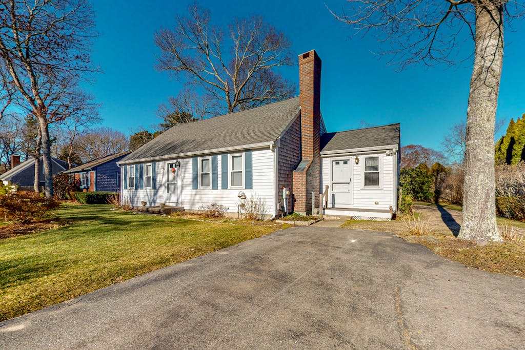 Spacious home with patio, beach gear, & washer & dryer - central location