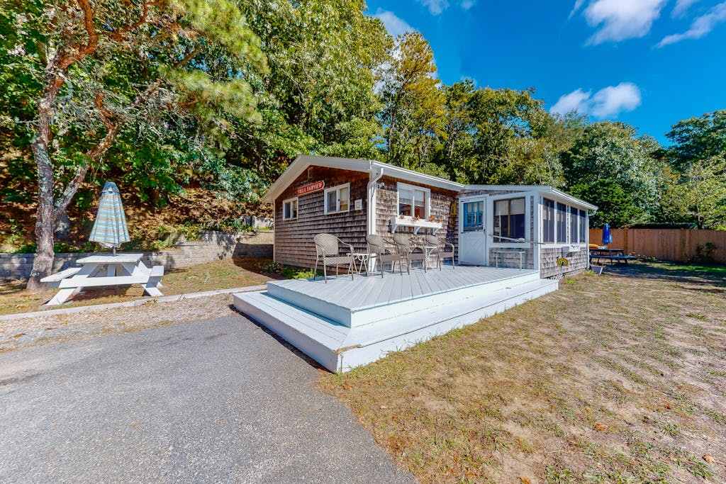 Petite beach home overlooking Follins Pond with central AC and private gas grill