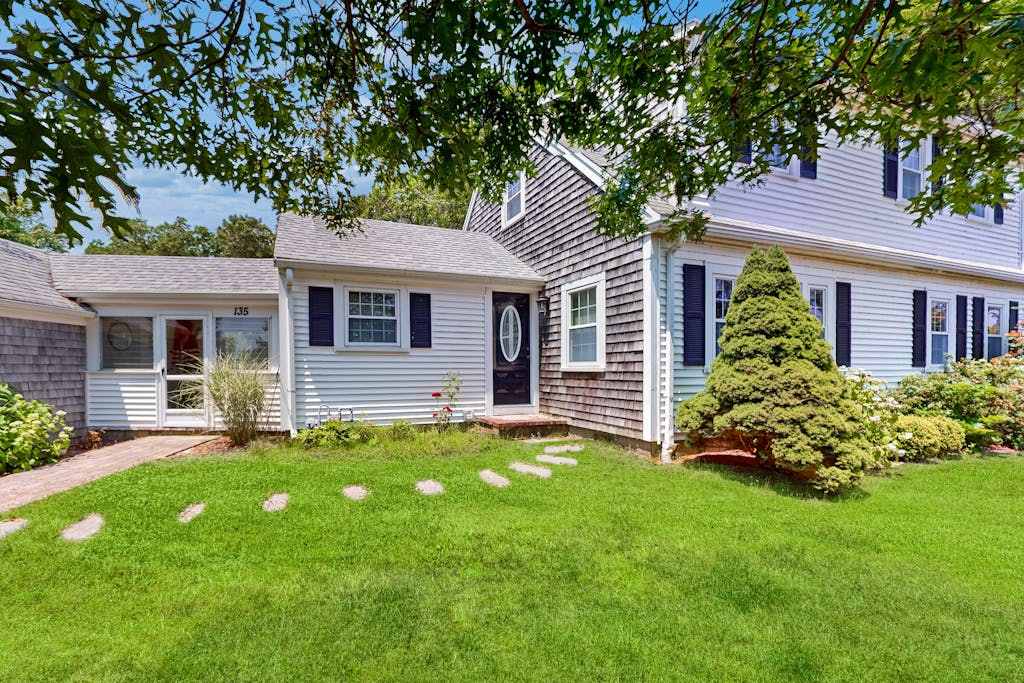 Updated Retreat with Lots of Perks - Big Yard, Canoe, Bikes Stroll to Long Pond