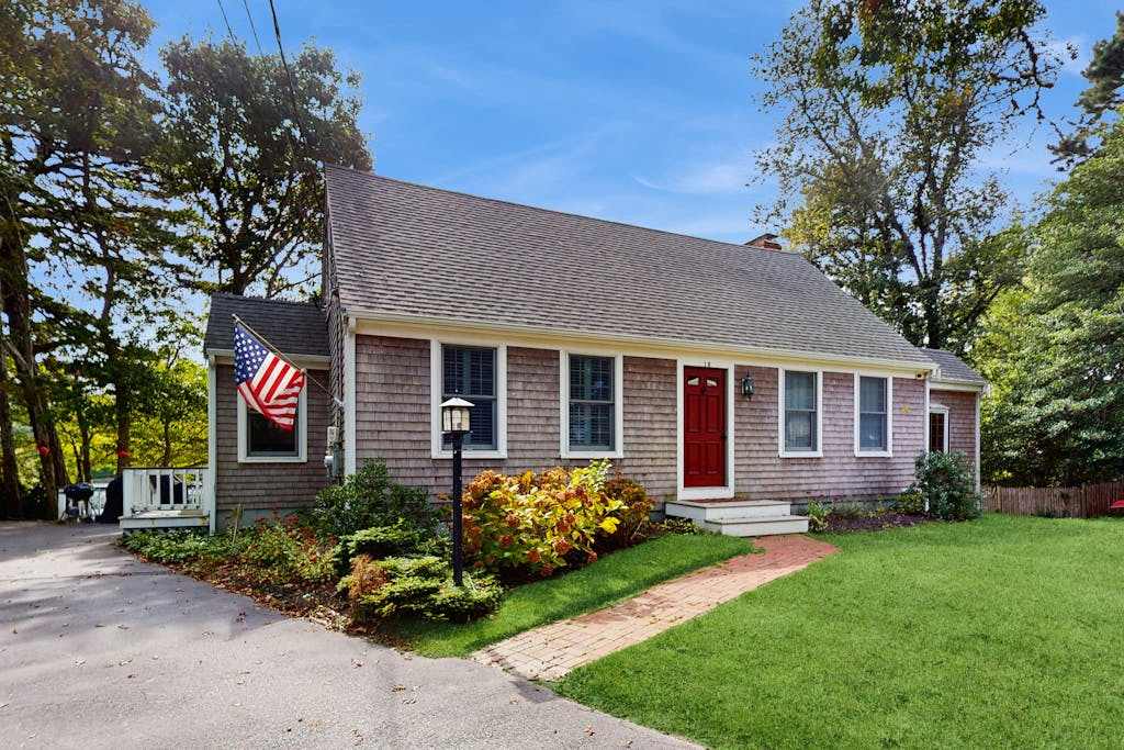 Waterfront gem with deck, bonus den & 2 kayaks - near dining & beach