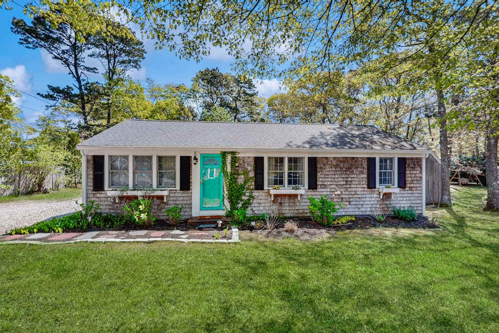 Peaceful Retreat, dog friendly, close to beaches & town, yard with patio & firepit