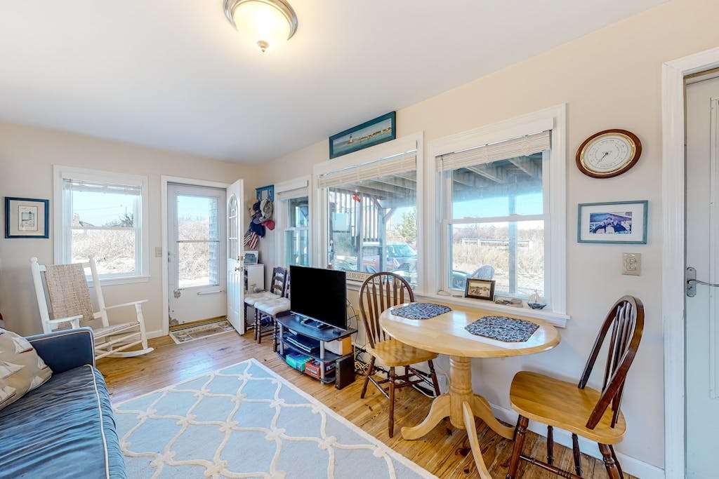 Dog-friendly bay view cottage with a furnished porch, washer & dryer, & roof deck