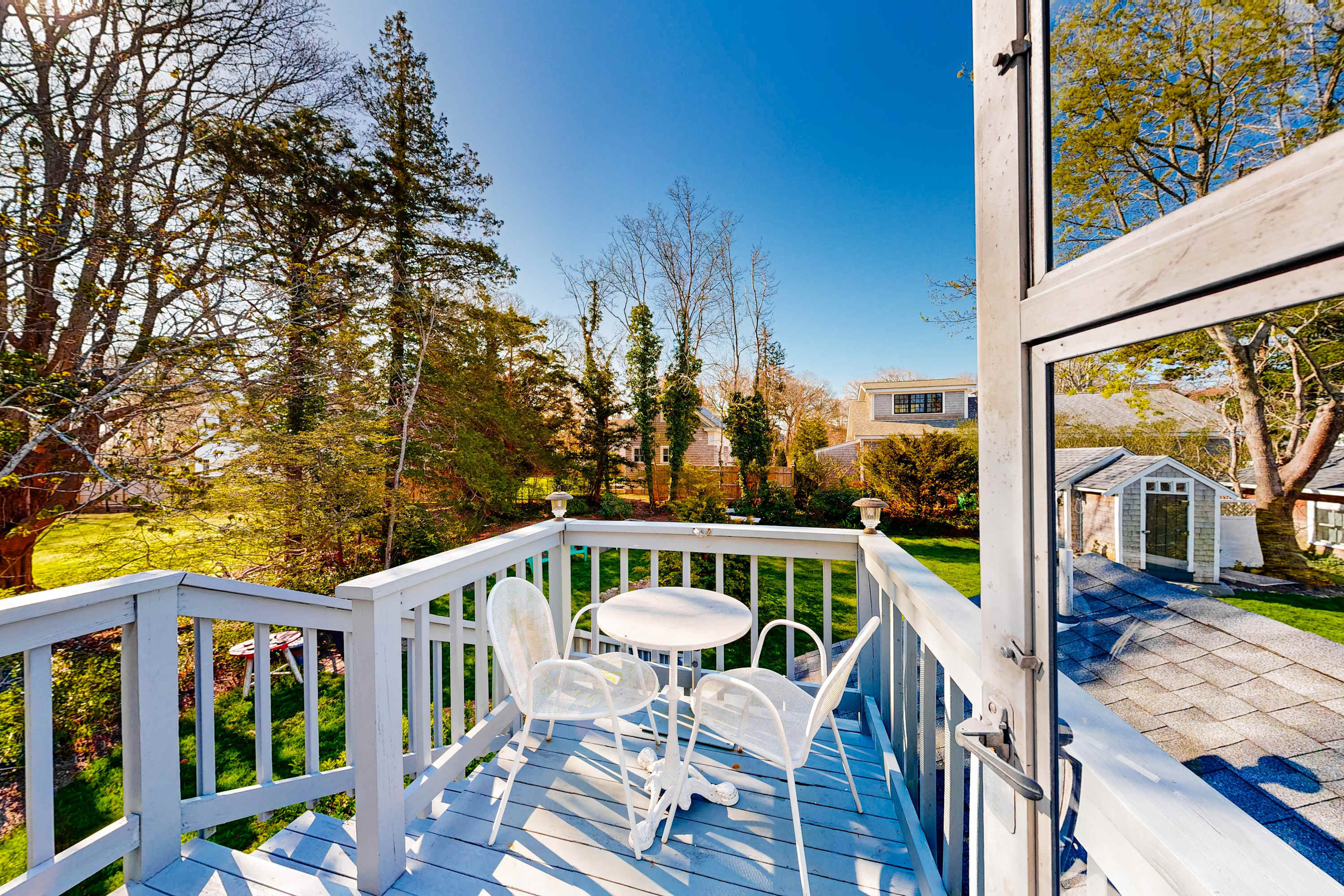 Walk-up apartment with deck & grill - walk to beach & town