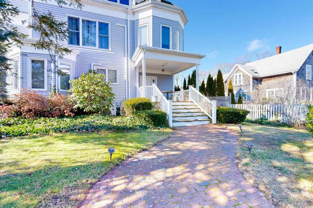 Central 2nd-floor apartment with propane stove, grill, washer & dryer, & great location