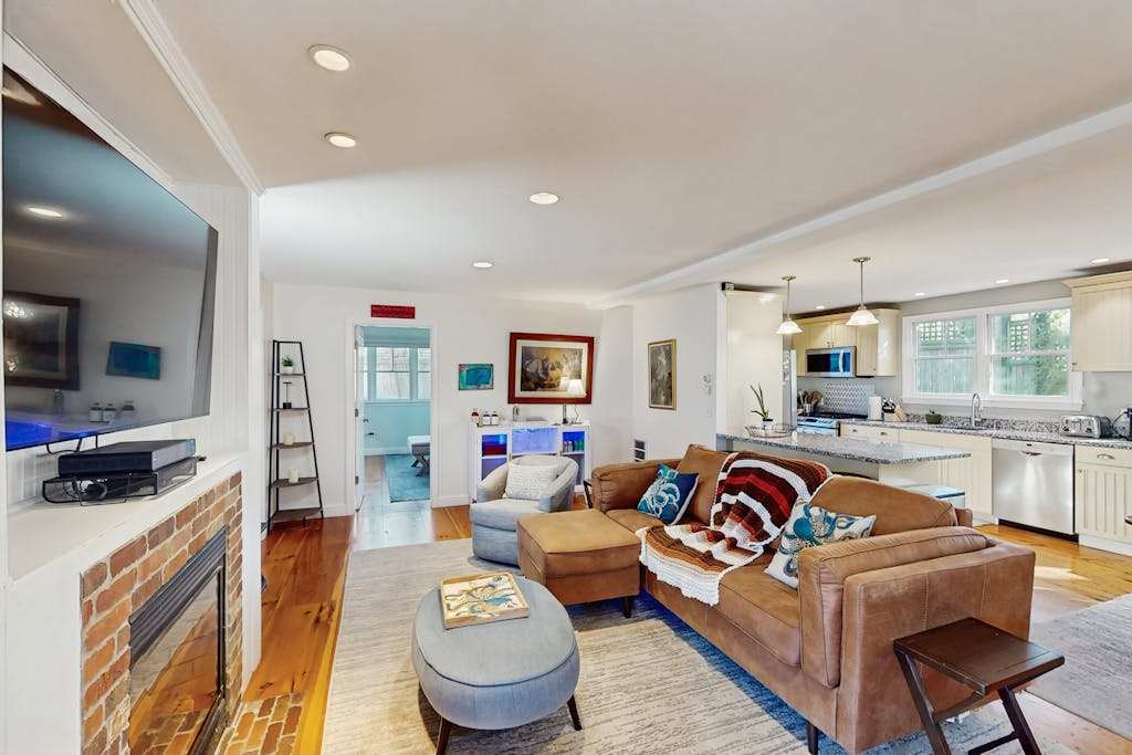 Relaxing vacation home close to the beach with three-season porch, grill & patio