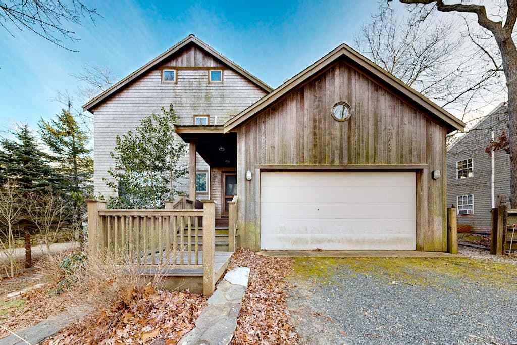Spacious home near the ferry & downtown with enclosed yard, games, & washer & dryer